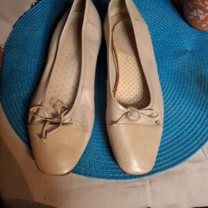 Enzo Angiolini Cream Leather Flats with Bow Detail